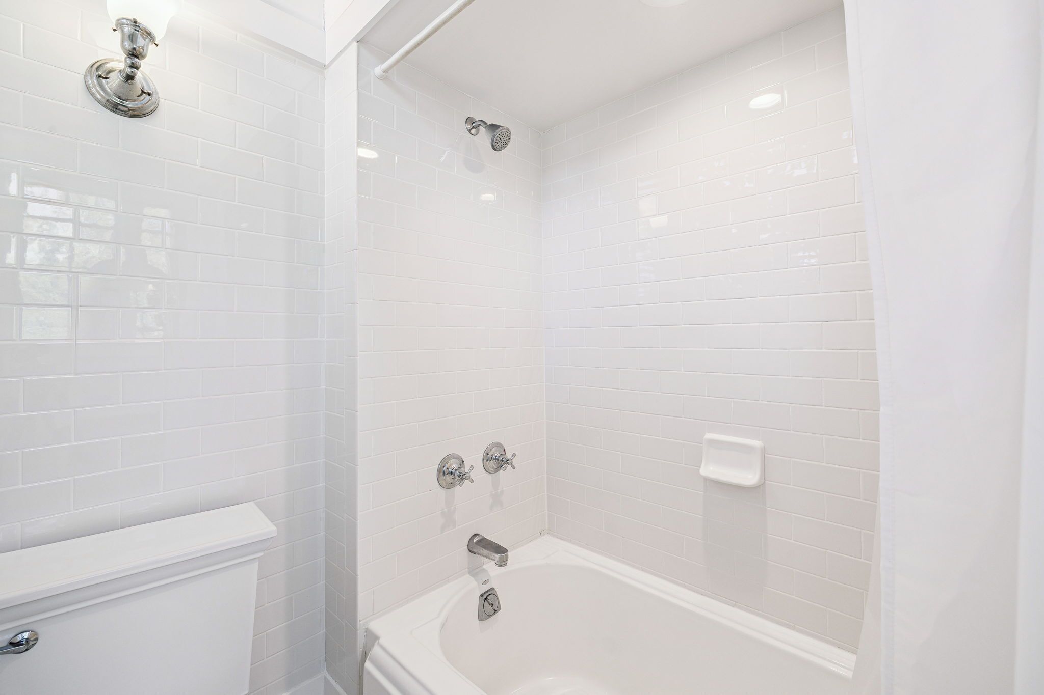 Bunk Room En-Suite - Shower/Tub Combo