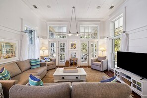 Televisie, een dvd-speler en een kantoor