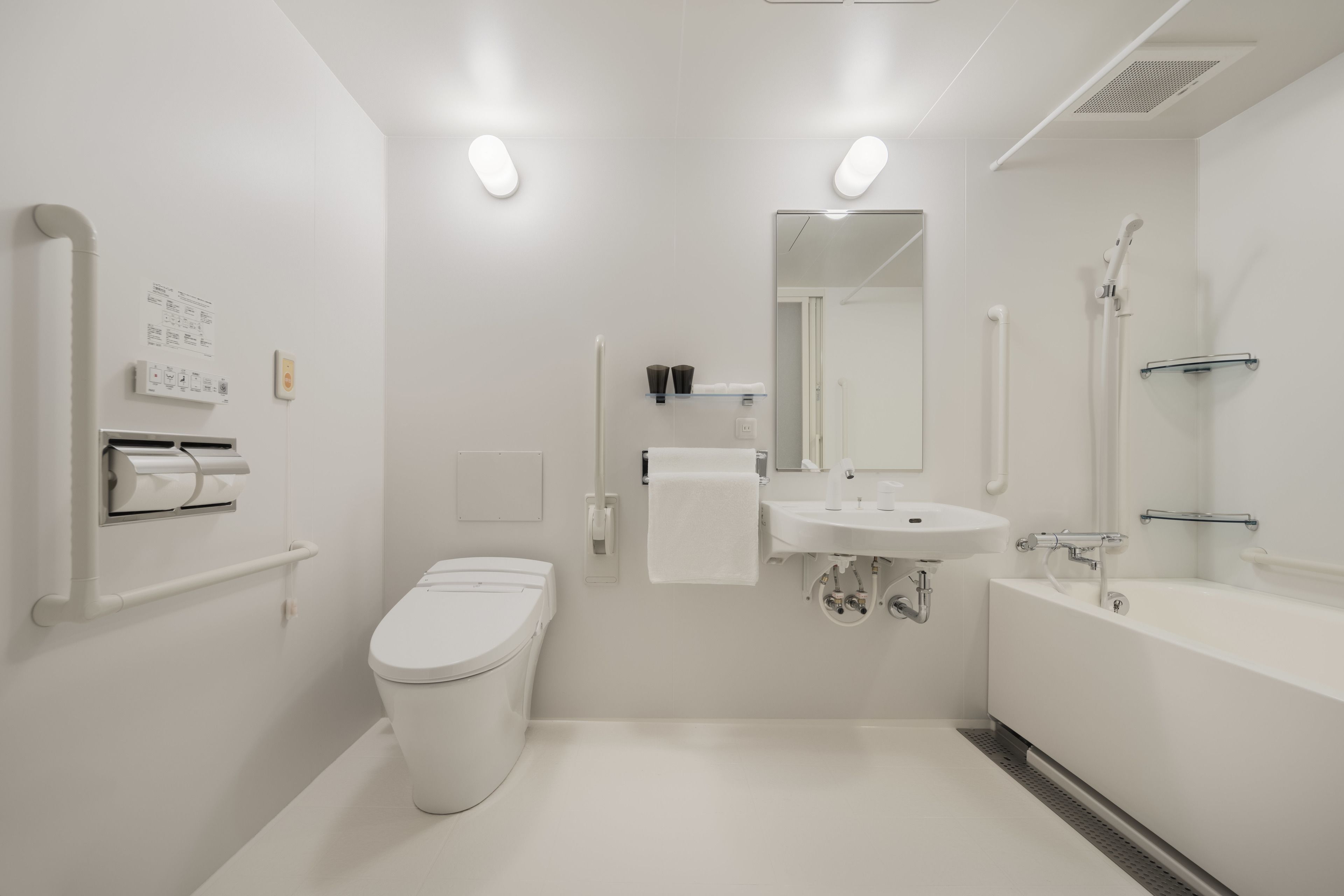 ユニバーサルルーム 禁煙 | バスルーム | シャワー付き浴槽、深めの浴槽、バスアメニティ (無料)、ヘアドライヤー