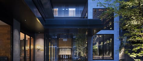 Overnatningsstedets facade – aften/nat