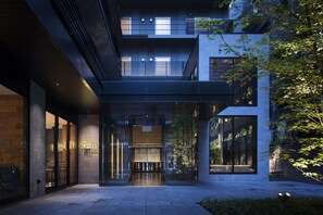 Facciata della struttura - sera/notte