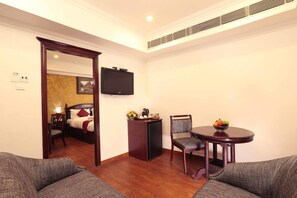 套房 | 客房內保險箱、隔音、熨斗/熨衣板、折疊床/加床