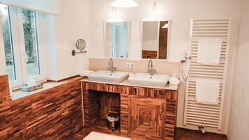 Comfort Suite, Private Bathroom (Kahlaue) | Bathroom