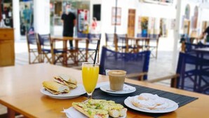 Une table avec de la nourriture et des boissons, dans un café.