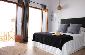 Comfort Room, Courtyard View | Premium bedding, memory foam beds, in-room safe, individually decorated - Hotel Ses 5 Claus (Ciutadella de Menorca)