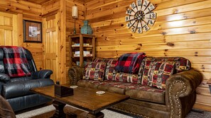 Smart TV, fireplace, DVD player, books - PRIME LOCATION; 4 Mstr BR; NETFLIX; HOT TUB; Game Room; POOL TABLE (Pigeon Forge)