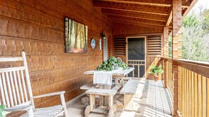 Outdoor dining - PRIME LOCATION; 4 Mstr BR; NETFLIX; HOT TUB; Game Room; POOL TABLE (Pigeon Forge)