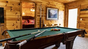Game room - PRIME LOCATION; 4 Mstr BR; NETFLIX; HOT TUB; Game Room; POOL TABLE (Pigeon Forge)