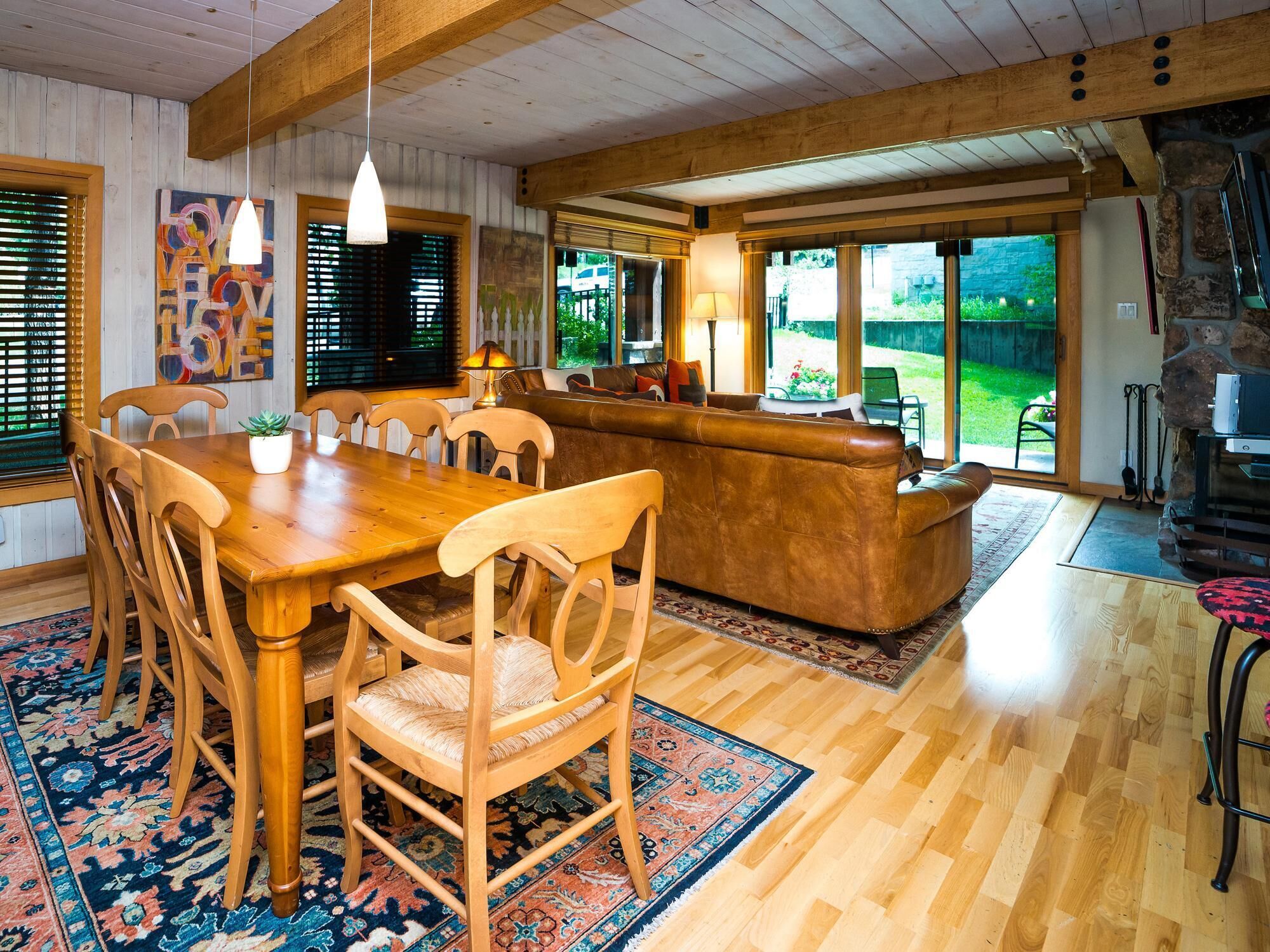 Lift One - Stylish three-bedroom with back door patio