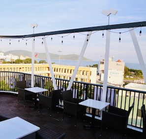 Café da manhã feito na hora todos os dias mediante uma taxa