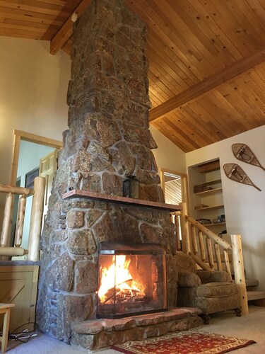 Breathtaking Views, Large Deck, Private, Fireplace, 3 Bedroom, 2 Bath, Sleeps 8