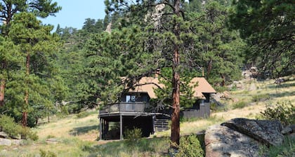 Breathtaking Views, Large Deck, Private, Fireplace, 3 Bedroom, 2 Bath, Sleeps 8