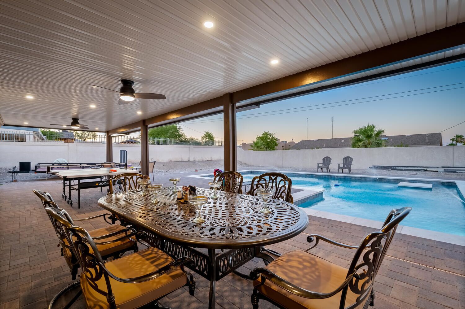 Una piscina al aire libre, una piscina climatizada