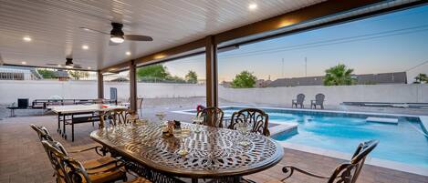Una piscina al aire libre, una piscina climatizada
