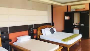 Escritorio, sistema de insonorización y ropa de cama