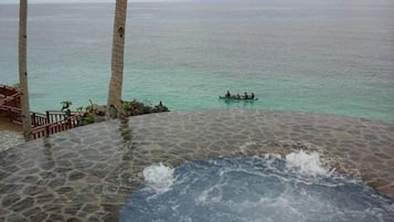 3 piscines extérieures