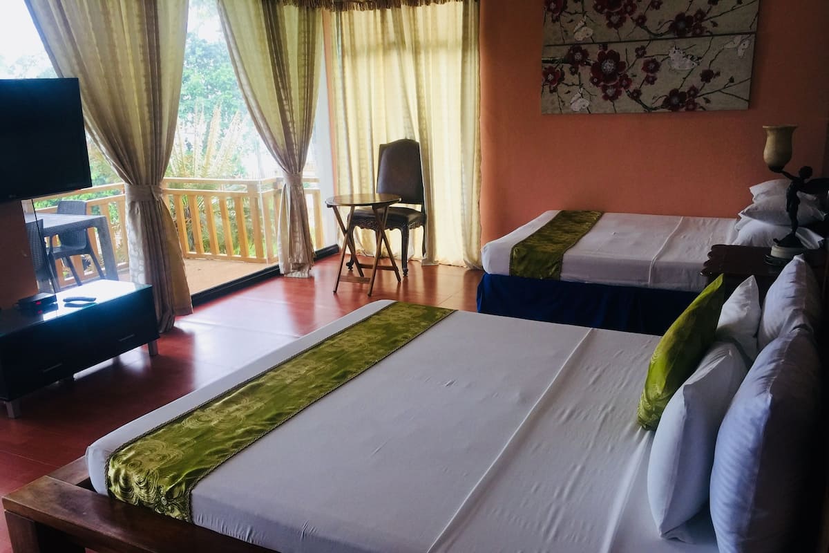 Escritorio, sistema de insonorización y ropa de cama