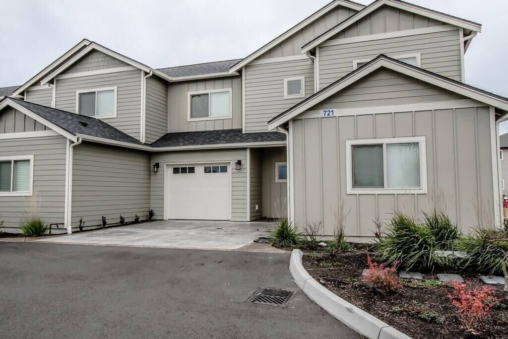 PNW Modern Town House, Unit B