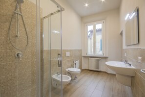 Haartrockner, Handtücher, Shampoo, Toilettenpapier