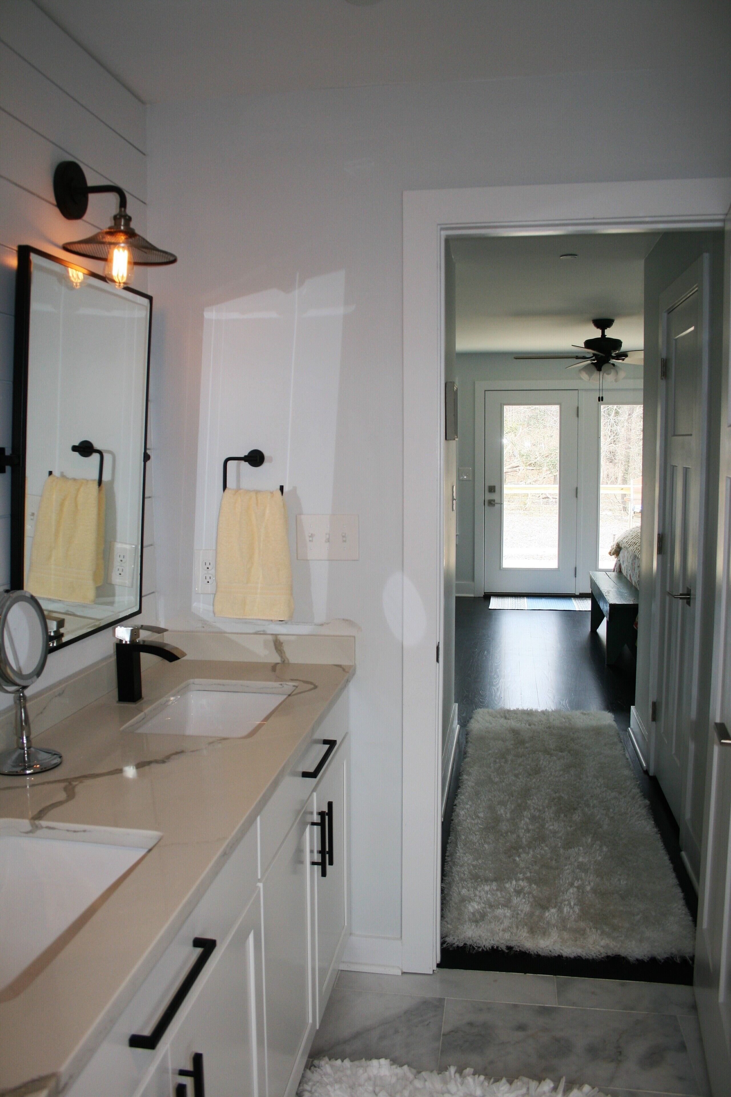 Delightful Close to town 