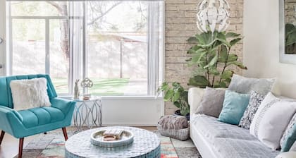 Modern Condo near GREAT dining!