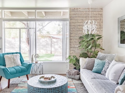 Modern Condo near GREAT dining!