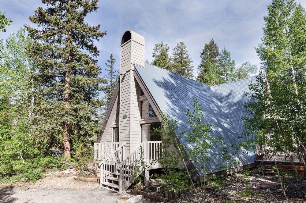 Mountains, Skiing, Hot Tub, Adventure, 5 BR Cabin, Sleeps 10, Pets w/ fee