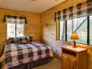 5 bedrooms, desk, iron/ironing board, travel cot