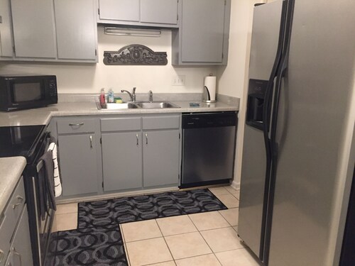 Triad II --- Tilava 2BR-huoneisto --- Äskettäin uusittu! Upea sijainti!