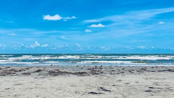 Nära stranden, solstolar och strandhanddukar