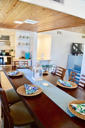 Dining - OCEAN VIEW: A block from the beach. LARGE gated patio. Beach Getaway~🐾Friendly! (Galveston)