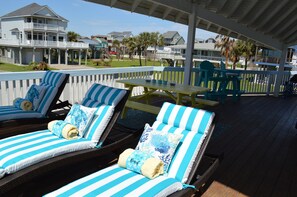 Outdoor dining - OCEAN VIEW: A block from the beach. LARGE gated patio. Beach Getaway~🐾Friendly! (Galveston)