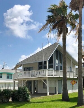 Exterior - OCEAN VIEW: A block from the beach. LARGE gated patio. Beach Getaway~🐾Friendly! (Galveston)