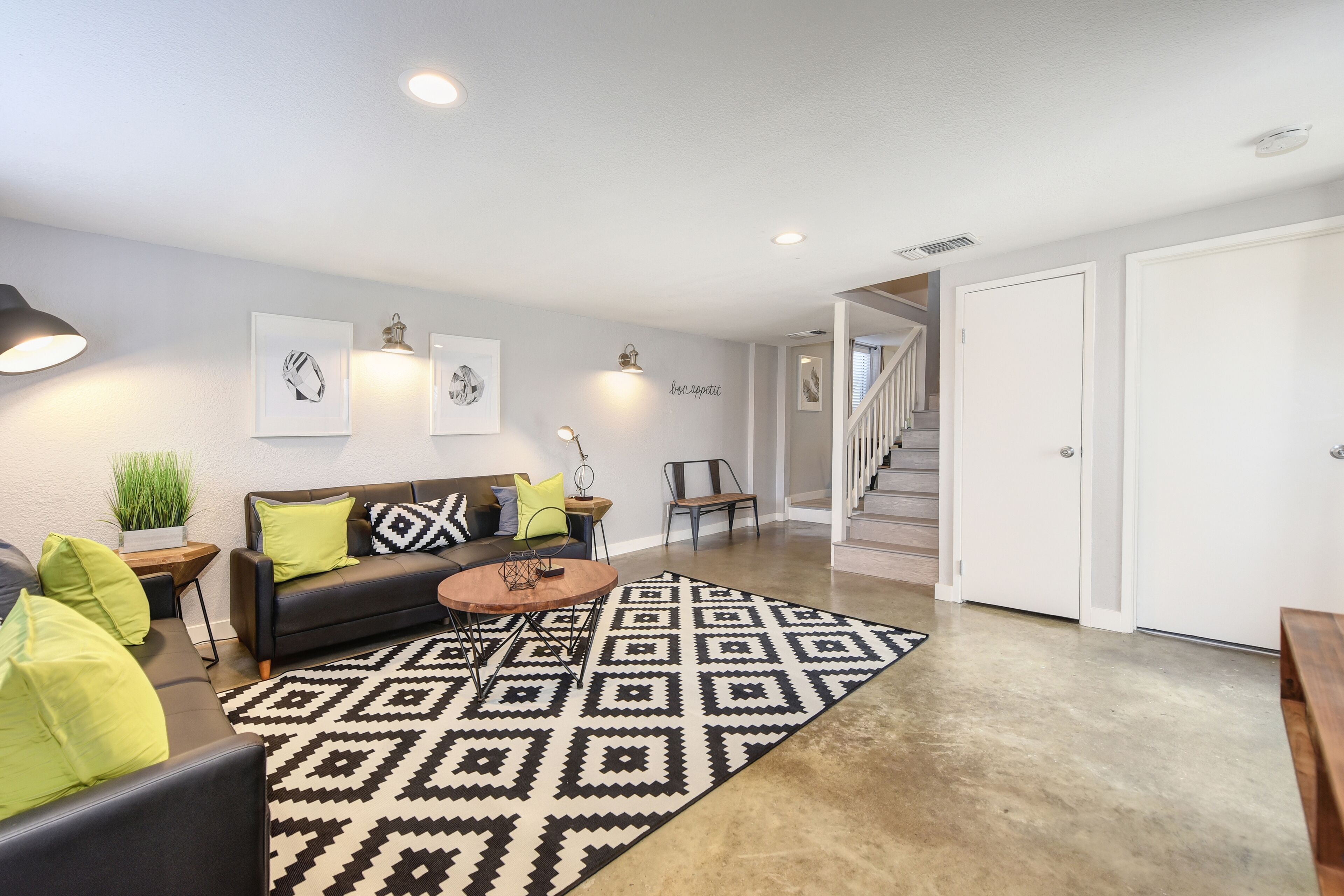 Downtown ALHAMBRA HOUSE Walk to ALL J Street & Midtown Back Yard Grill Parking