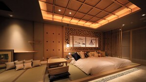 Une chambre de style japonais traditionnel, avec un sol recouvert de tatamis, un lit bas et un paravent shoji orné d’un motif décoratif.