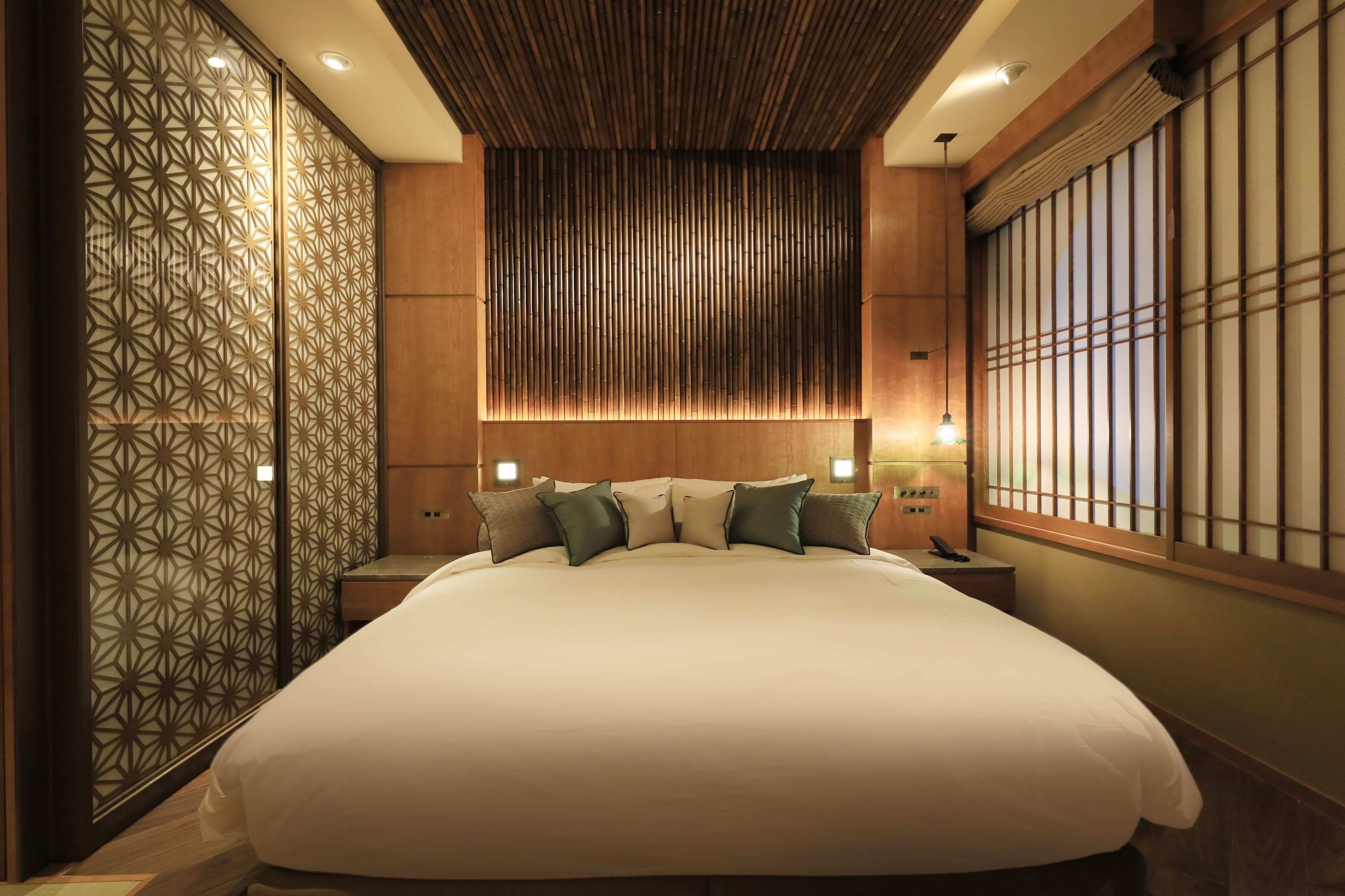 Premium bedding, down comforters, in-room safe, individually decorated