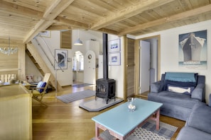Smart TV, fireplace, DVD player, stereo