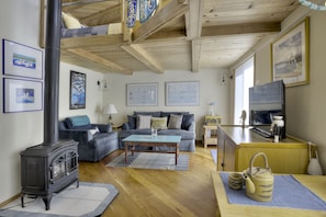 Smart TV, fireplace, DVD player, stereo