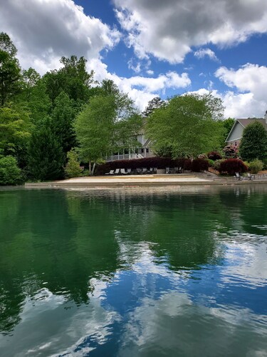  Family  Friendly Retreat on Lake Burton- Sleeps 12