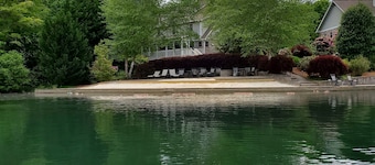  Family  Friendly Retreat on Lake Burton- Sleeps 12
