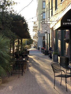 Outdoor dining - Top Floor! Beachfront View, Heated Pool, Casa Del Mar! (Galveston)