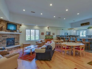 Smart-TV, Kamin, DVD-Player