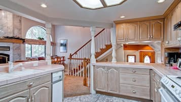 Jääkaappi, mikroaaltouuni, uuni, liesi