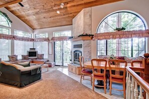 Televisio, takka, pöytätennispöytä