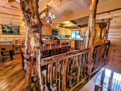 Large Rustic Mountain Retreat Right at Snow Summit Ski Resort