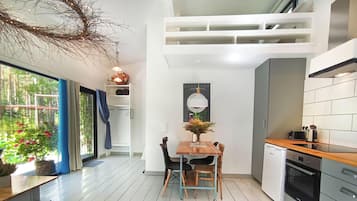 Fridge, oven, stovetop, coffee/tea maker