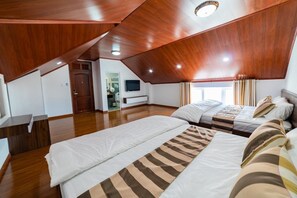 Quarto casal | Frigobar, escrivaninha, camas extras/dobráveis (sobretaxa)