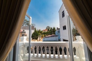Quarto casal | Frigobar, escrivaninha, camas extras/dobráveis (sobretaxa)