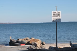 Perto da praia, espreguiçadeiras, toalhas de praia