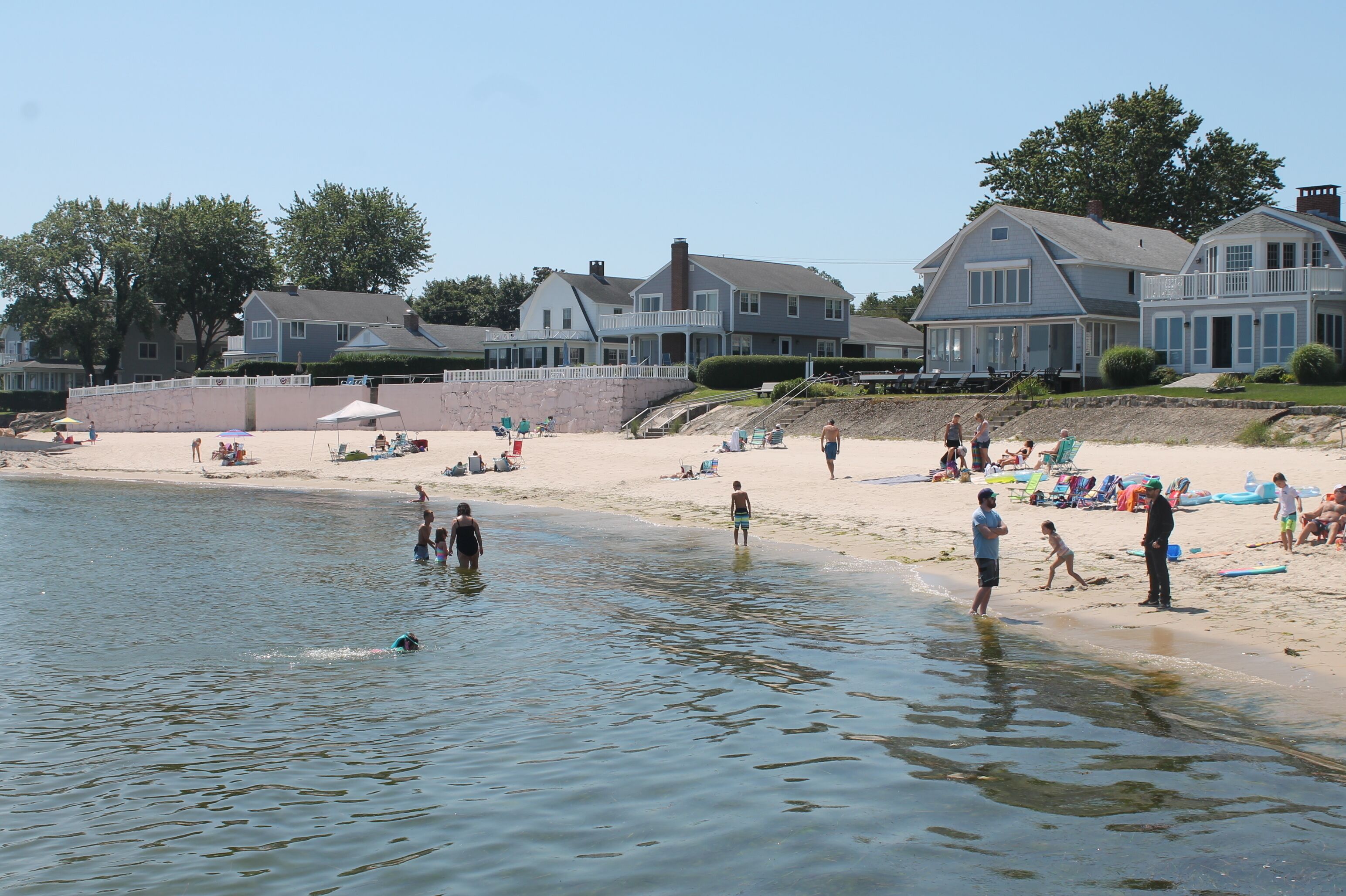 Beach nearby, sun loungers, beach towels